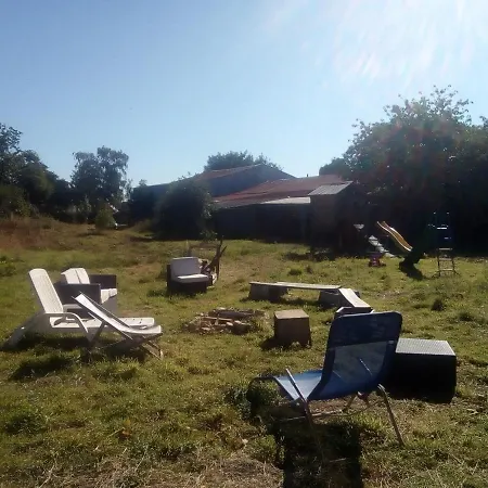 Tentes Bohemes Dans Un Ecolieu Avec Piscine Hors-Sol Peault Exterior foto