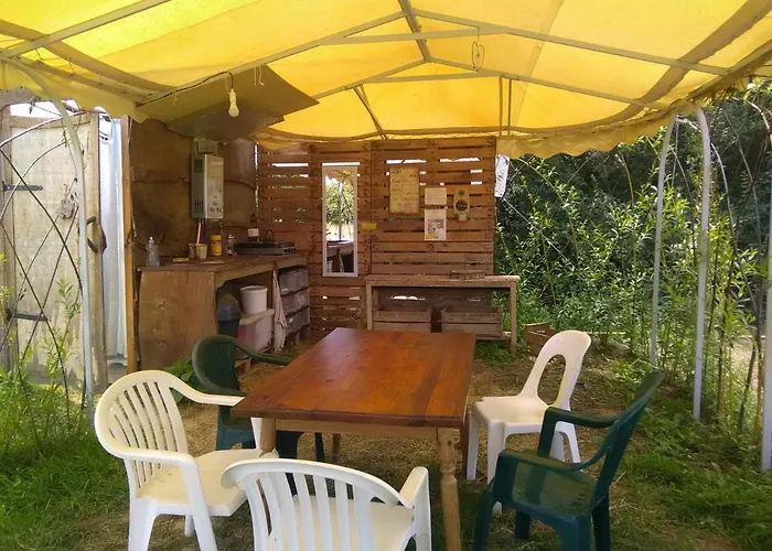 Tentes Bohemes Dans Un Ecolieu Avec Piscine Hors-Sol