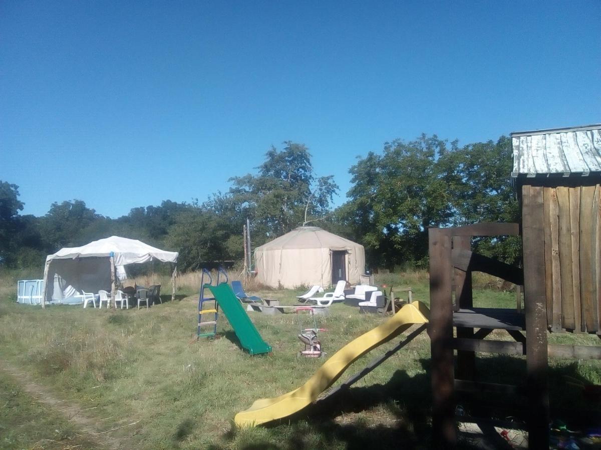 Tentes Bohemes Dans Un Ecolieu Avec Piscine Hors-Sol Peault